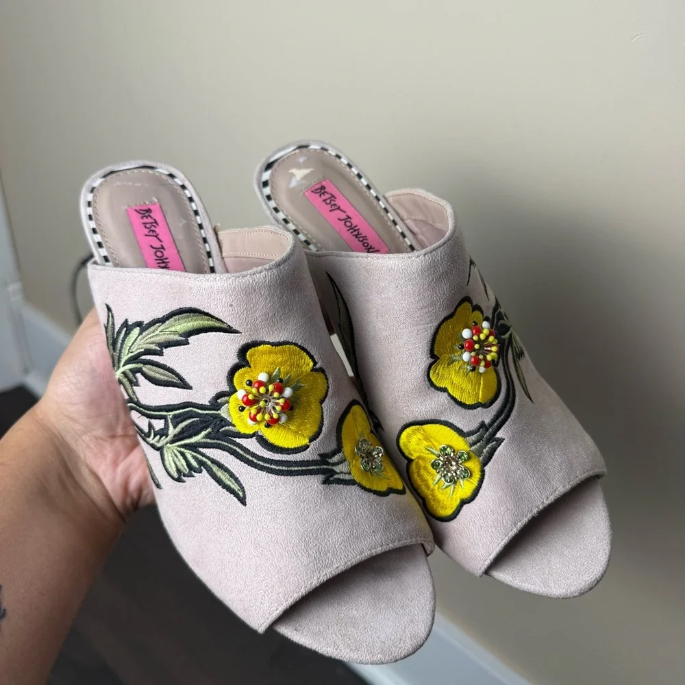 Betsey Johnson Yellow Floral Embroidered Mules Size 9ā - Picture 7 of 15